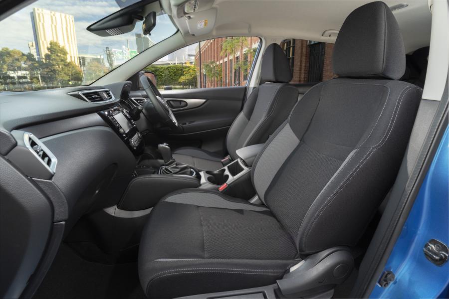Интерьер Nissan Qashqai ST+ 2019 года  (AU) (фото 7 из 24)